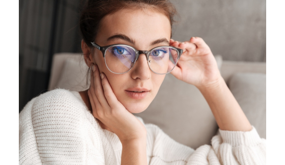 Jakie okulary do pociągłej twarzy?