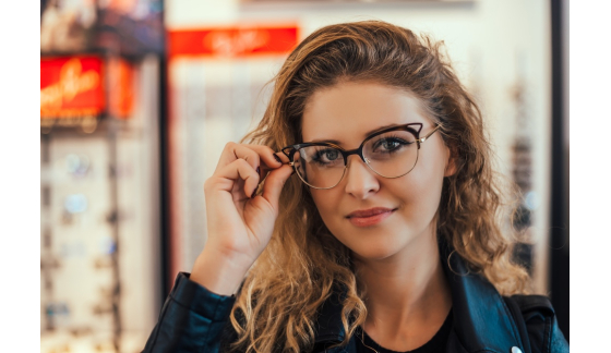 Jakie okulary do okrągłej twarzy wybrać? Zastosuj te kilka zasad